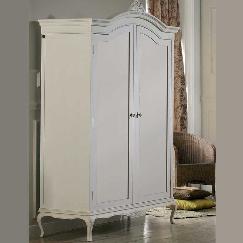 Armario de estilo romántico lacado en color blanco. El Tavolino