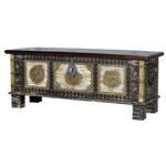 Baúl madera de mango. Decorado detalles bronce y color nogal. El Tavolino