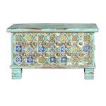 Baúl pequeño de madera tallada. Acabado color turquesa. Muebles El Tavolino