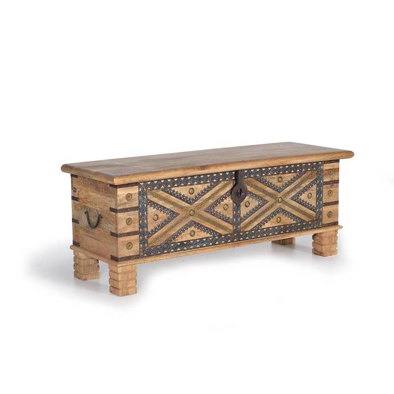 Baúl de estilo rústico. Madera maciza color natural y decorado con metal. Muebles El Tavolino