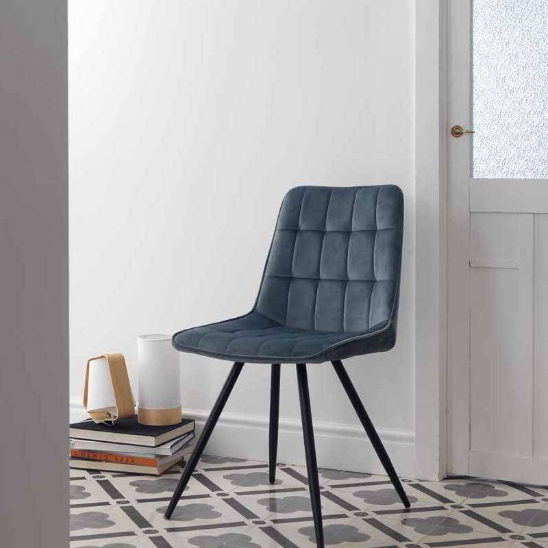 Silla tapizada en terciopelo azul. Estructura aluminio color negro. Muebles El Tavolino