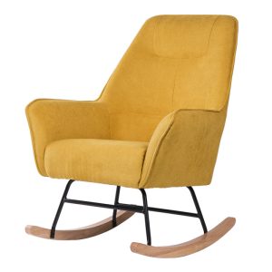 sillón mecedora de etilo nórdico, tapizada en color mostaza. El Tavolino