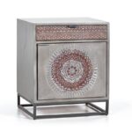 Mesita de puerta y cajón fabricada con madera de mango en color gris. El Tavolino